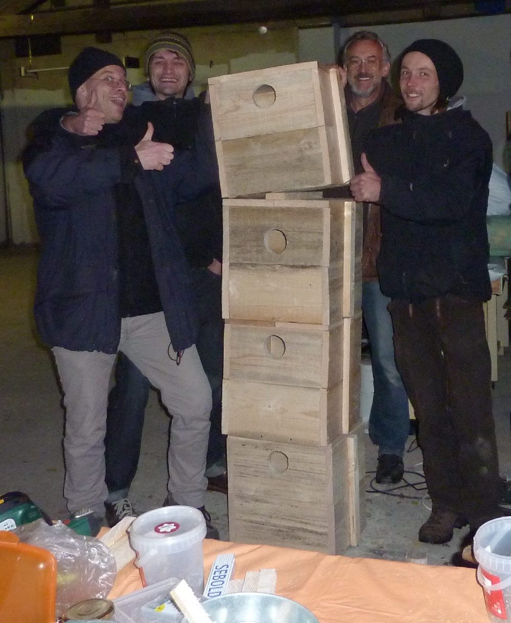 NABU Leipzig und das Team von erleb-bar.de haben zusammen vier neue Dohlennistkästen gebaut. erleb-bar.de hat das Holz dafür gespendet. Von links: Sebastian Homburg, Filip Gutkowski, Claus Reinhardt, Daniel Scholz Foto: Kirstin Hesse