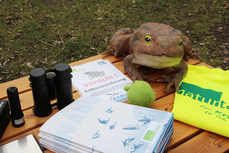 Ferngläser, Taschenlampen und Warnweste für Naturtäter.<p/>Foto: Maria Vitzthum