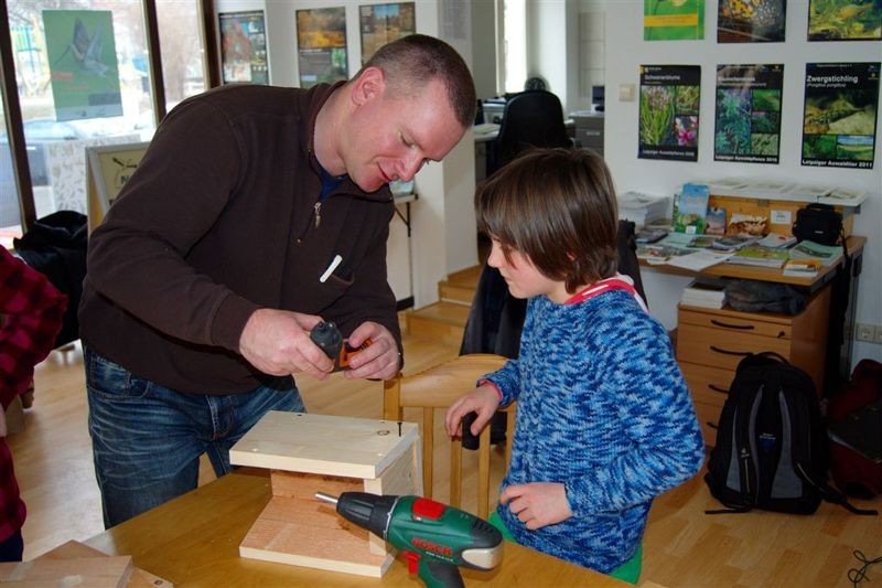 Kinder hatten Spaß und konnten auch den Umgang mit Akkuschrauber und Bohrer üben.