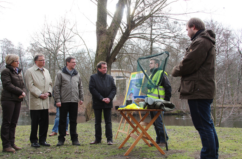  Naturtäter Martin Lindner gibt fachkundige Infos zum Amphibienschutz.<p/>Foto: Ina Ebert