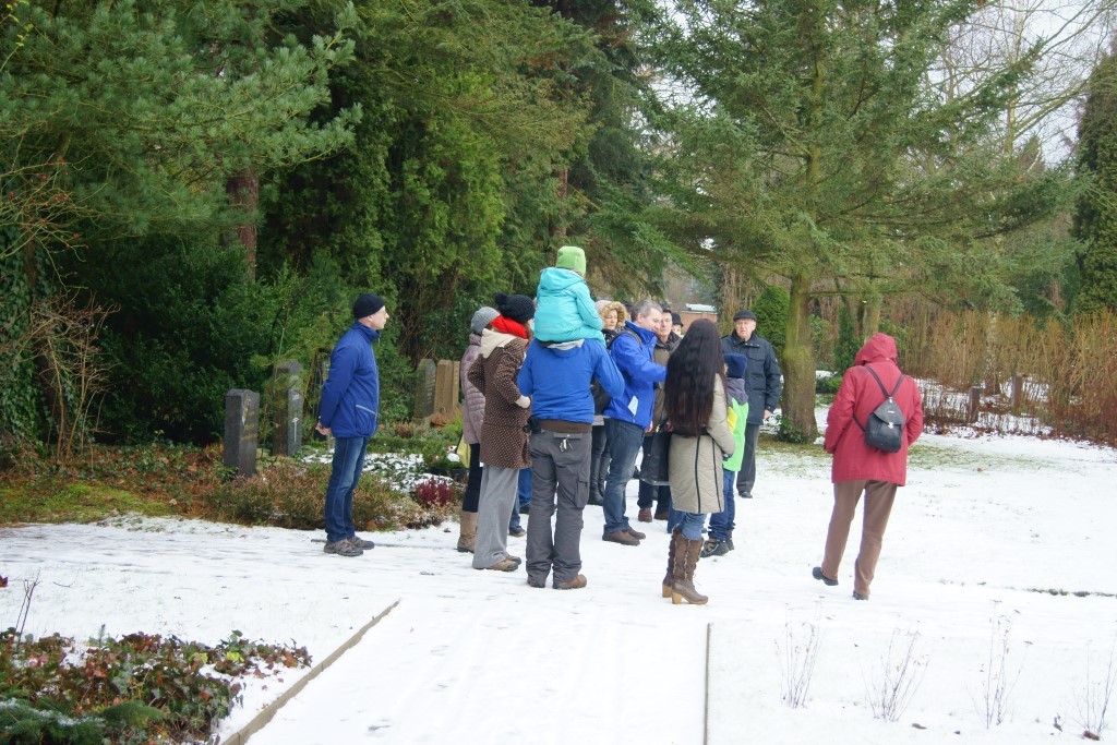 Am Sonntagvormittag hatte der NABU Leipzig zur Stunde der Wintervögel auf den Friedhof Kleinzschocher eingeladen, der an vielen Stellen mit Rücksicht auf Natur- und Artenschutz gepflegt und gestaltet wird.