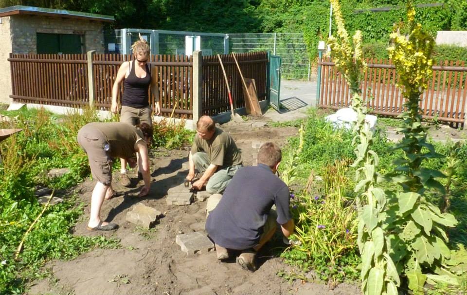 Arbeitseinsatz: der Hauptweg wird gemacht.