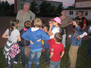 Einmal im Monat geht die NAJU-Kindergruppe „Parthefrösche“ auf Entdeckungstour, beispielsweise mit dem „Fledermausdetektor“, der die Ultraschallrufe der Flattertiere hörbar machen kann. Foto: Christoph Knappe