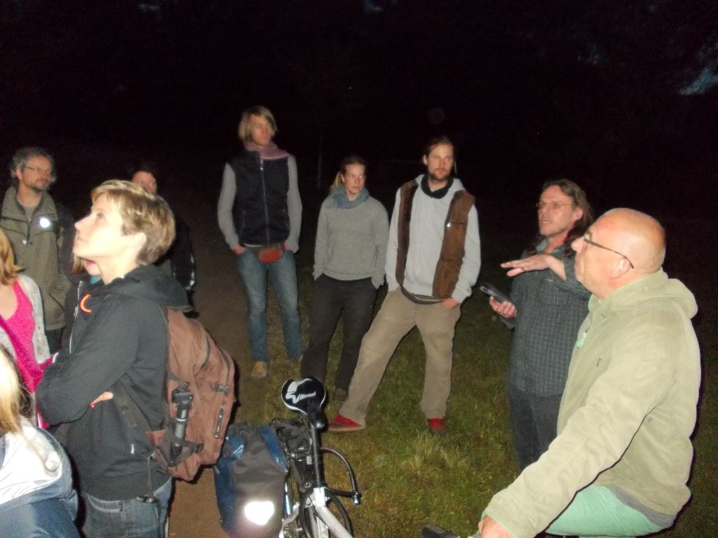  Zum Abschluss führte NABU-Fledermausexperte Andreas Woiton (2.v.r.) die Naturfreunde in den Lebensraum der nachtaktiven Flattertiere.</p>Foto: René Sievert