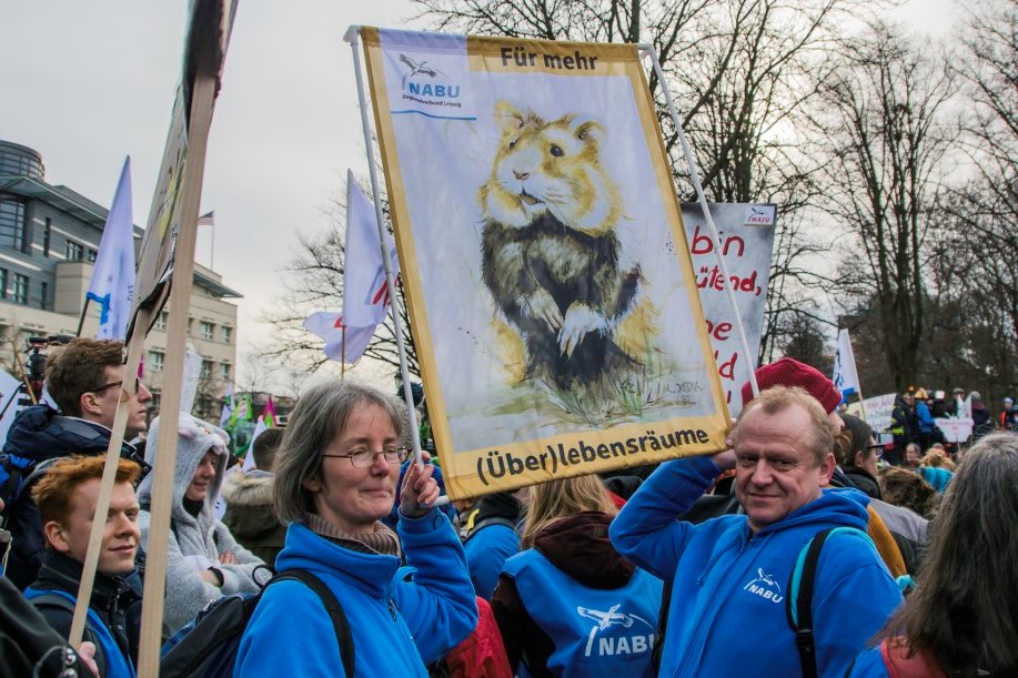 Ein besonderer Blickfang war wieder der Feldhamster aus Leipzig. Das Banner „Für mehr (Über)lebensräume“ wurde auf Grundlage eines Aquarells angefertigt, das der Mundmalkünstler Markus Kostka zur Verfügung gestellt hatte.</p>Foto: Ludo Van den Bogaert