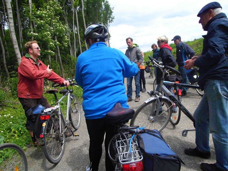 Am 2. Juni konnten Naturfreunde mit dem Fahrrad alte Flussläufe erkunden. Geführt wurde diese Tour von Torsten Wilke vom Leipziger Amt für Stadtgrün und Gewässer (3.v.l.) und Philipp Steuer vom NABU (1.v.l). Foto: Maria Vitzthum