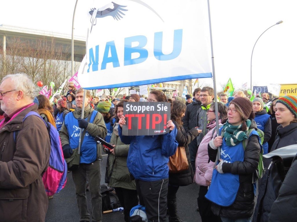 Die Leipziger mit NABU-Fahnen und Postern mit klarer Absage an das EU-USA-Handelsabkommen TTIP.