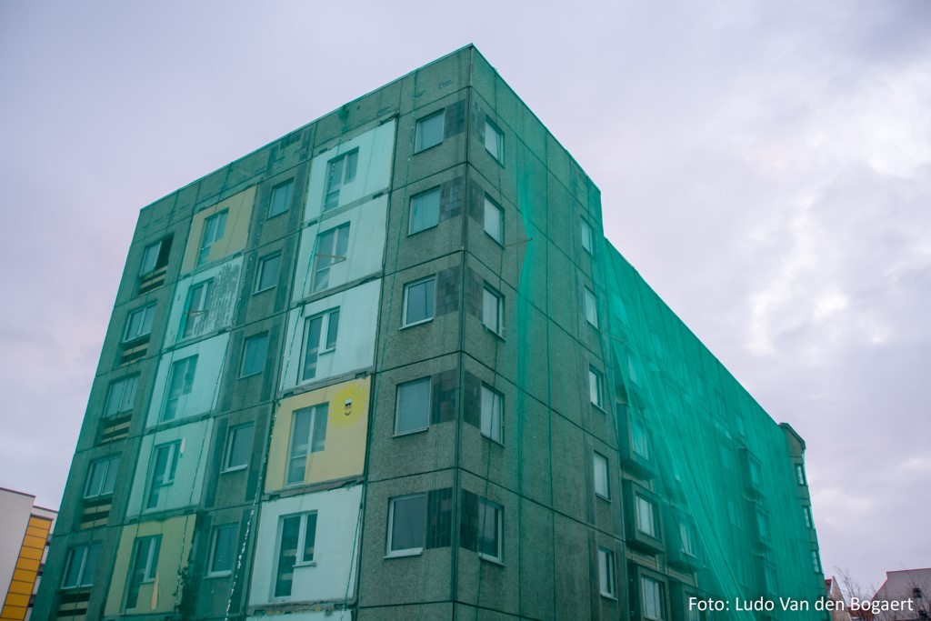 Gebäudesanierungen gefährden die Niststätten des Haussperlings und anderer Gebäudebrüter.