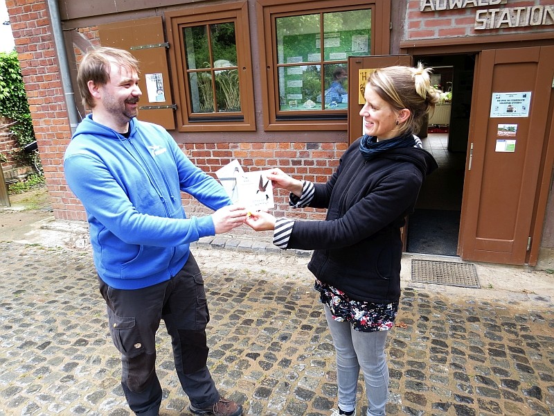 Franka Seidel von der Auwaldstation in Leipzig-Lützschena erhält die Plakette "Hier sind Schwalben willkommen!" von René Sievert.