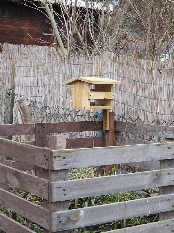 Noch ein Vogelfutterhäuschen.