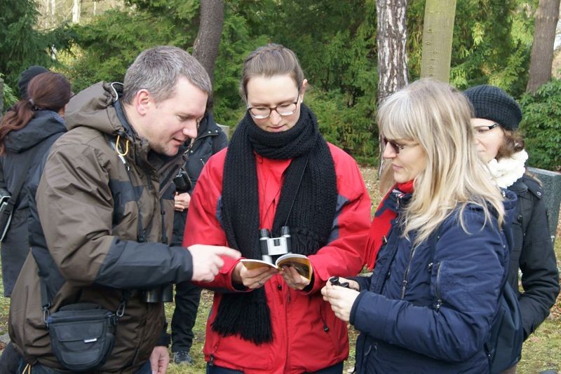 Karsten Peterlein (links) vom NABU Leipzig informierte über die Vogelwelt. Foto: René Sievert