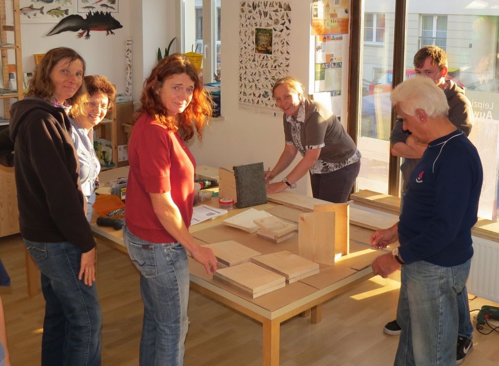 Am 9. Oktober 2013 haben Mitglieder der NABU-Regionalgruppe Rietzschkeaue im NABU-Naturschutzbüro in Gohlis Nisthilfen für den Zweinaundorfer Gutspark gebaut.</p>Foto: René Sievert 