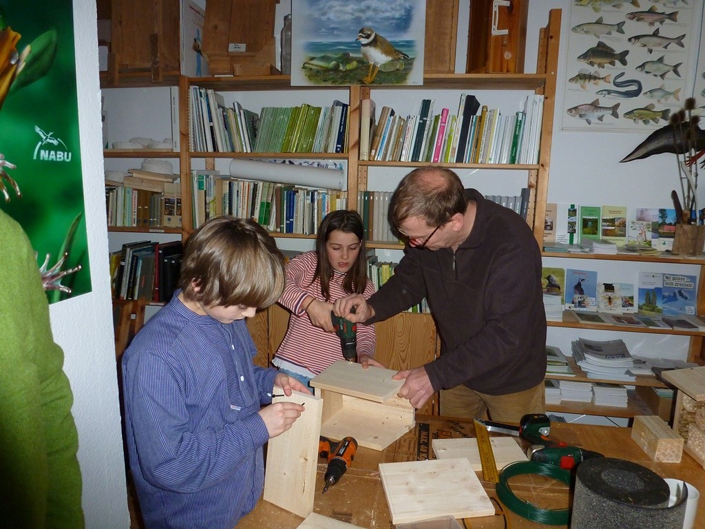 Wolfgang Kulick (rechts) betreute die Tierwohnungsbaustelle, wo man Vogelhäuschen und Insektenwohnungen zimmern konnte.