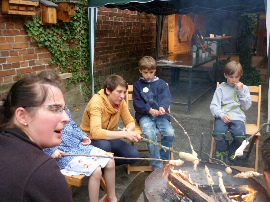  NABU-Mitarbeiterin Daniela Dunger (links) hatte Teig für Stockbrot angerührt - mit Begeisterung versammelten sich hungrige Naturfreunde an der Lagerfeuerschale, um sich ihr Abendbrot zu rösten.</p>Foto: NABU Leipzig