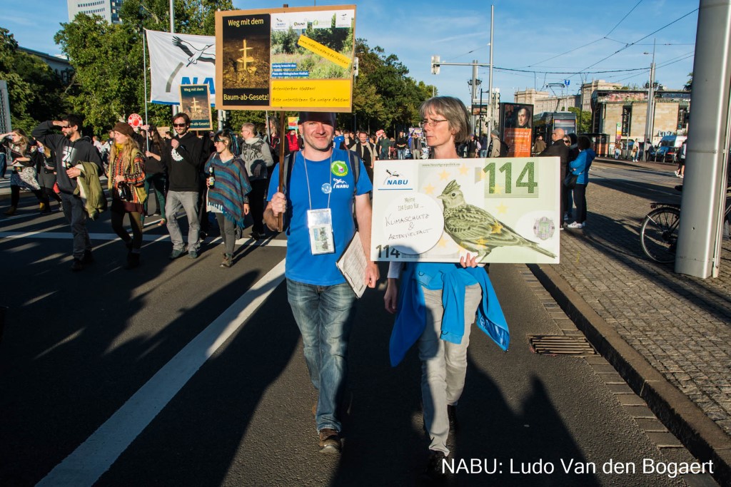 Demonstranten des NABU machten auf Naturschutzprobleme und Initiativen für Arten- und Klimaschutz aufmerksam.