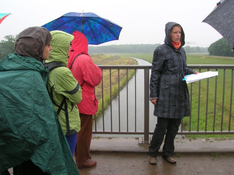 Auch am Sonntag kam eine Exkursion an der Neuen Luppe vorbei. Franka Seidel von der Auwaldstation (rechts) erklärte den Teilnehmern die Ökologie unterschiedlicher Fließgewässer. Foto: Kirsten Craß