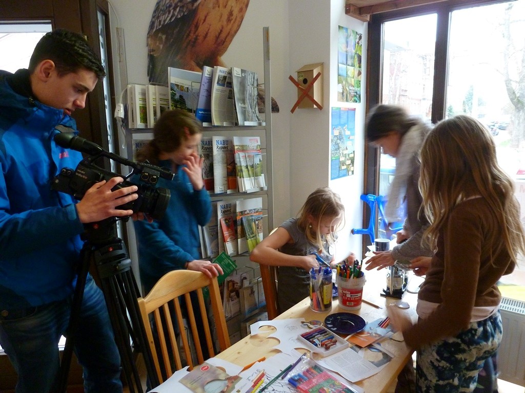 Besuch hatten die Naturschützer auch von Reportern, beispielsweise von einem Kamerateam des Info-TV Leipzig (http://www.info-tv-leipzig.de/mixed/allgemeines/naturschutzbund-nabu-leipzig-feierte-seinen-25-gebursta/).