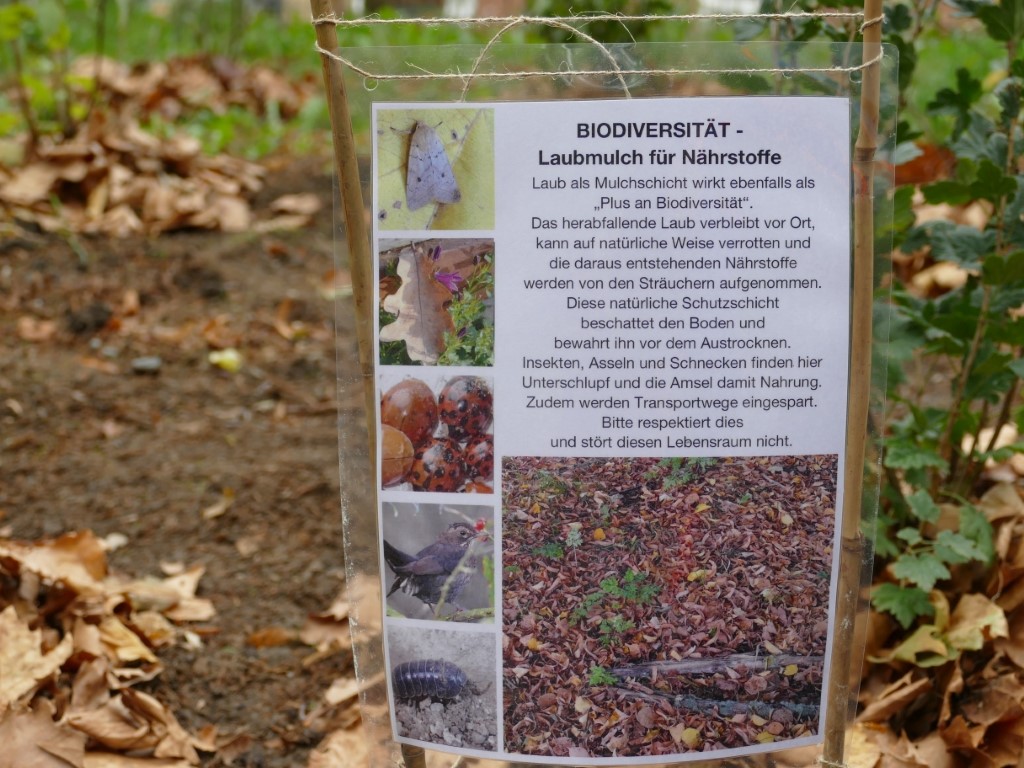 An allen Flächen wurden Schilder angebracht, um die Maßnahmen zu erklären.