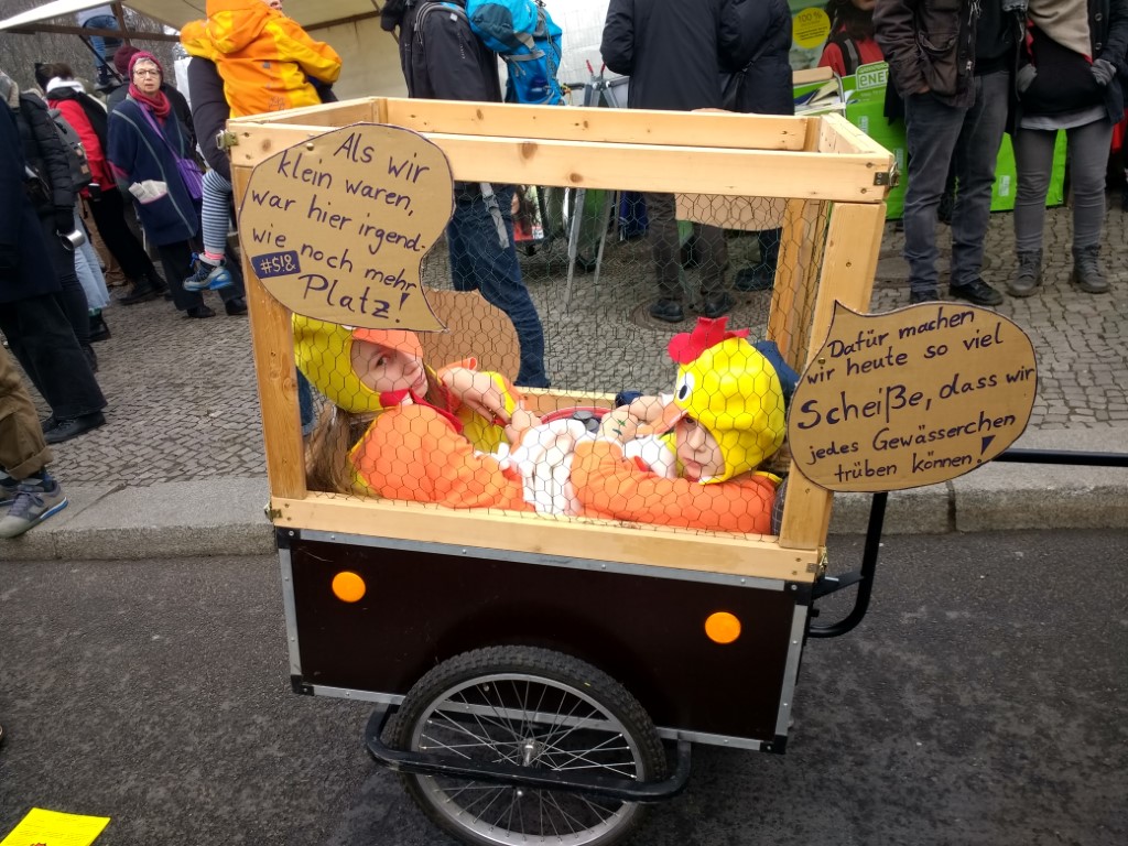 Ebenfalls ein Blickfang waren diese NAJU-Mitglieder, die gegen Käfighaltung protestierten, indem sie selbst im Käfig saßen.</p>Foto: Beatrice Jeschke