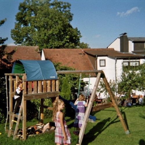 Kinderspielplatz im Garten des Gasthofs "Zum Hohen Lohr" in Battenhausen landschaftlich schön gelegen im Naturpark Kellerwald-Edersee in der nordhessischen Grimmheimat