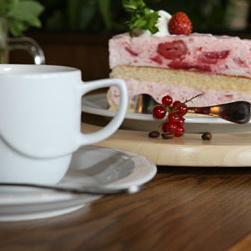 Hausgemachte Torte und Kaffee im Gasthof "Zum Hohen Lohr" in Battenhausen; landschaftlich schön gelegen im Naturpark Kellerwald-Edersee in der nordhessischen Grimmheimat