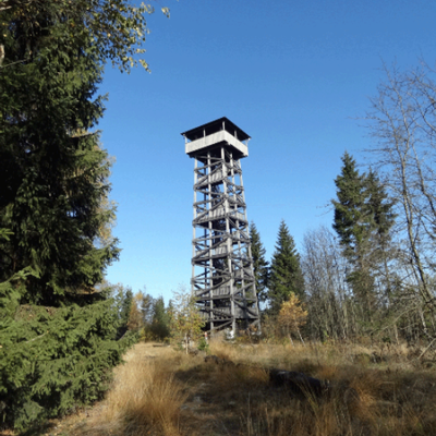 Ausflugsziel Kellerwaldturm auf dem Wüstegarten in der Nähe des Gasthofs "Zum Hohen Lohr" in Battenhausen; landschaftlich schön gelegen im Naturpark Kellerwald-Edersee in der nordhessischen Grimmheimat