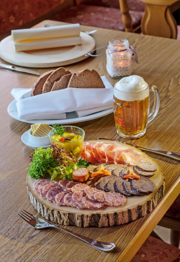 Vesperplatte mit nordhessischen Wurst-Spezialitäten und Bier im Gasthof "Zum Hohen Lohr" in Battenhausen im Naturpark Kellerwald-Edersee in der nordhessischen Grimmheimat