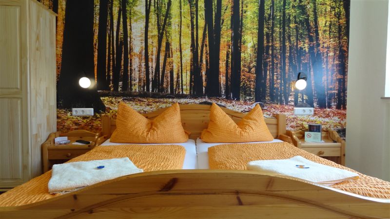 Bett im Doppelzimmer im Gasthof "Zum Hohen Lohr" in Battenhausen im Naturpark Kellerwald-Edersee in der nordhessischen Grimmheimat