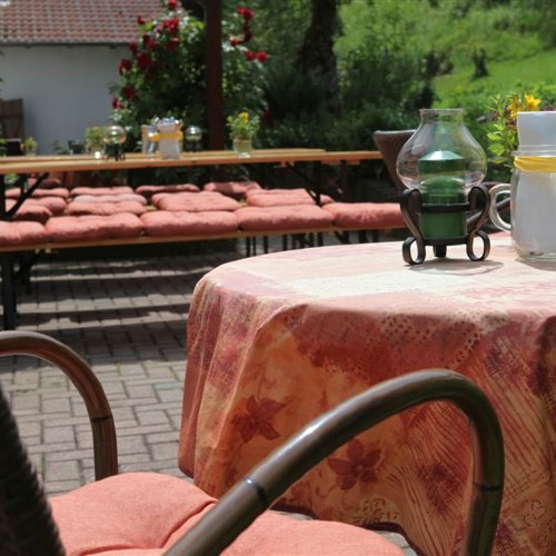 Der gemütliche Biergarten im Gasthof "Zum Hohen Lohr" in Battenhausen landschaftlich schön gelegen im Naturpark Kellerwald-Edersee in der nordhessischen Grimmheimat