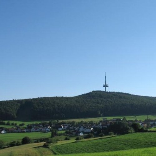 Der Berg "Hohes Lohr" in der Nähe des Gasthofs "Zum Hohen Lohr" in Battenhausen; landschaftlich schön gelegen im Naturpark Kellerwald-Edersee in der nordhessischen Grimmheimat