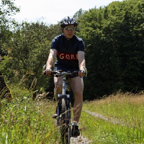 Biker / Fahrradfahrer in der Nähe des Gasthofs "Zum Hohen Lohr" in Battenhausen; landschaftlich schön gelegen im Naturpark Kellerwald-Edersee in der nordhessischen Grimmheimat