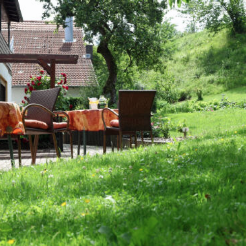 Der gemütliche Biergarten im Gasthof "Zum Hohen Lohr" in Battenhausen landschaftlich schön gelegen im Naturpark Kellerwald-Edersee in der nordhessischen Grimmheimat