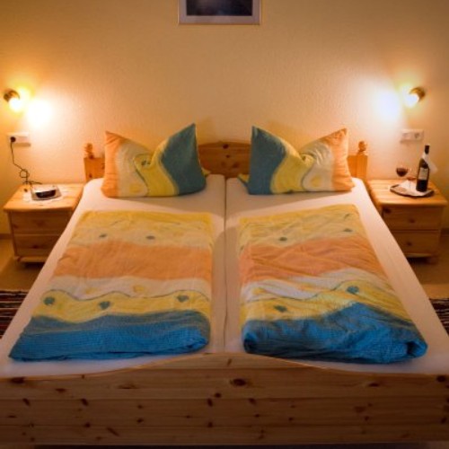 Gemütliches Doppelzimmer im Gasthof "Zum Hohen Lohr" in Battenhausen landschaftlich schön gelegen im Naturpark Kellerwald-Edersee in der nordhessischen Grimmheimat
