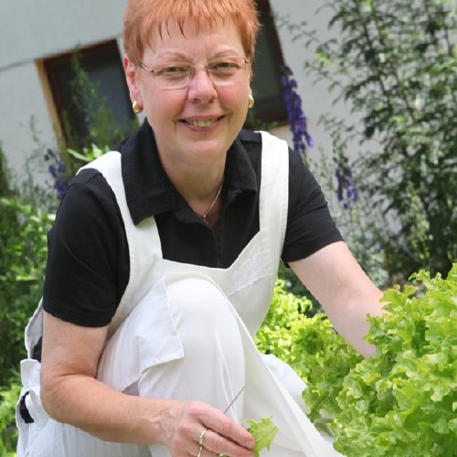 Mitarbeiterin zeigt Kräuter aus dem hoteleigenen Kräutergarten des Gasthofs "Zum Hohen Lohr" in Battenhausen; landschaftlich schön gelegen im Naturpark Kellerwald-Edersee in der nordhessischen Grimmheimat