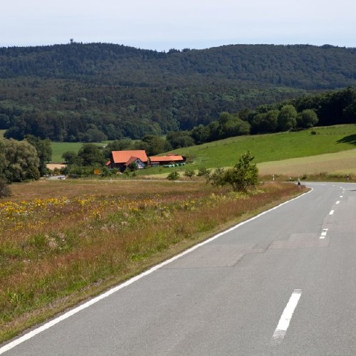 Für Biker und Radfahrer geeignete Ausflugsstrecke in der Nähe des Gasthofs "Zum Hohen Lohr" in Battenhausen; landschaftlich schön gelegen im Naturpark Kellerwald-Edersee in der nordhessischen Grimmheimat