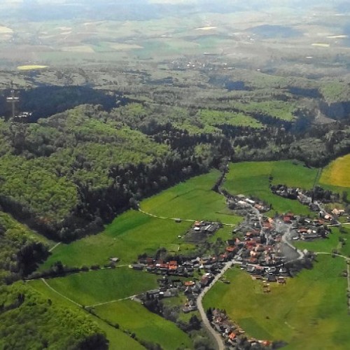 Battenhausen mit dem Gasthof "Zum Hohen Lohr" im Hintergrund der Berg "Hohes Lohr" eingebettet in den Naturpark Kellerwald-Edersee in der nordhessischen Grimmheimat