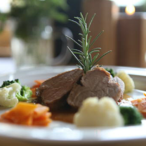 Teller mit köstlichem Essen im Gasthof "Zum Hohen Lohr" in Battenhausen im Naturpark Kellerwald-Edersee in der nordhessischen Grimmheimat