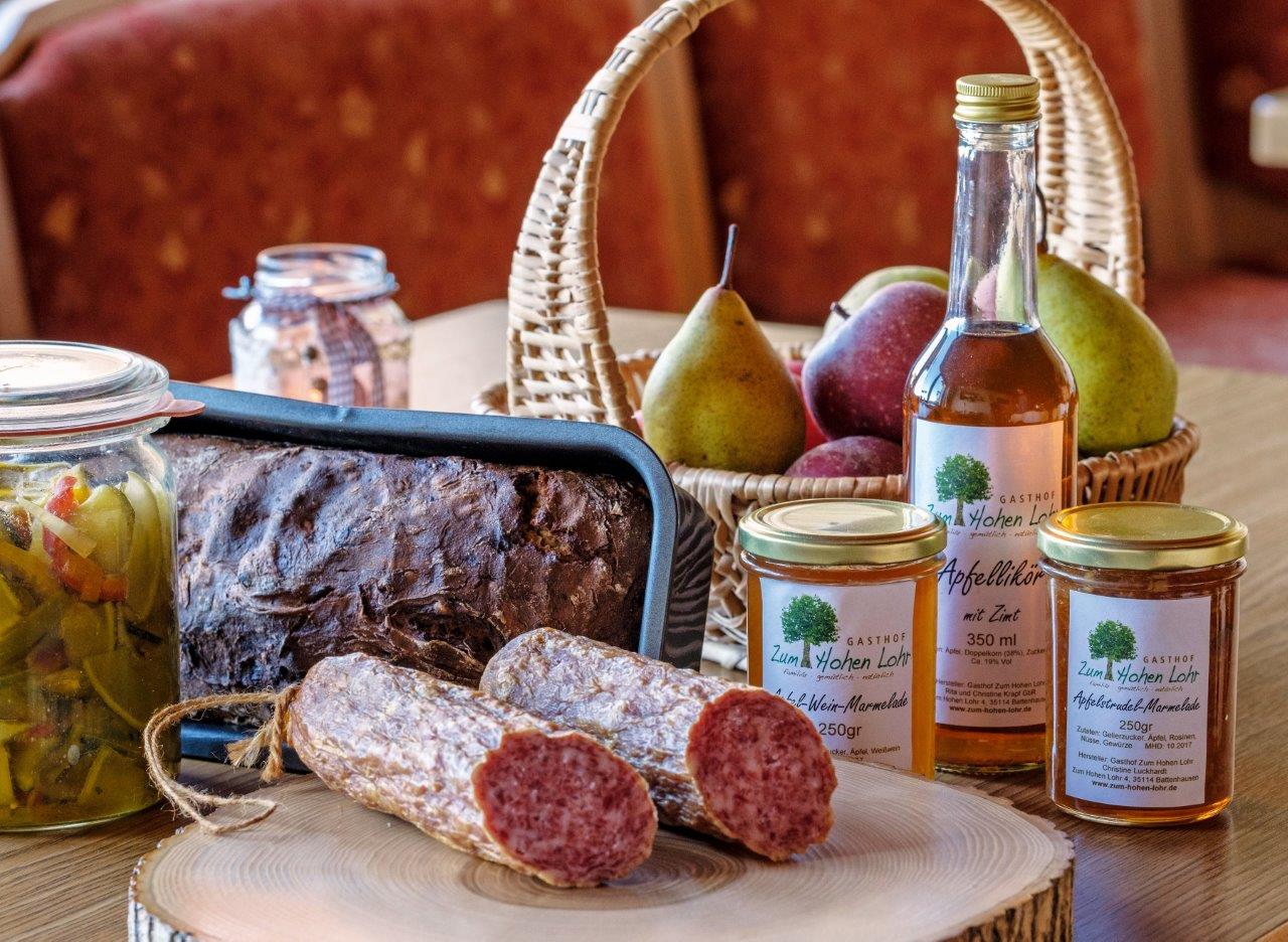 Nordhessisches Schlemmerpaket mit Ahle Wurscht, eingelegtem Gemüse, Apfel-Likör, Apfel-Wein-Marmelade, Apfelstrudel-Marmelade und Äpfeln und Birnen aus dem eigenen Garten Gasthof "Zum Hohen Lohr" in Battenhausen im Naturpark Kellerwald-Edersee in der no