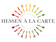 Logo von "Hessen à la carte", wo der Gasthof "Zum Hohen Lohr" in Battenhausen im Naturpark Kellerwald-Edersee in der nordhessischen Grimmheimat Mitglied ist