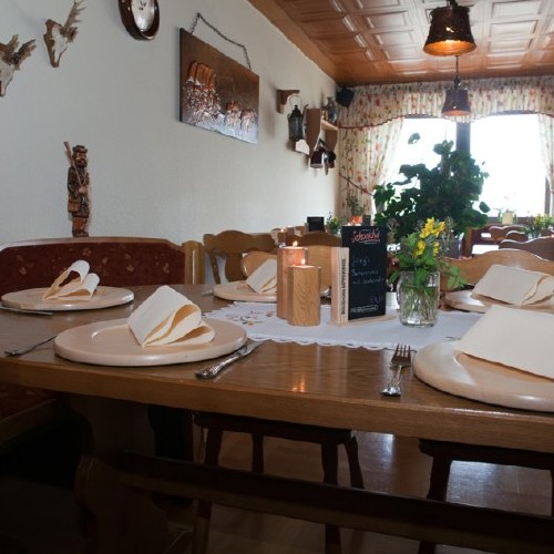 Gedeckter Tisch in der Gaststube im Gasthof "Zum Hohen Lohr" in Battenhausen im Naturpark Kellerwald-Edersee in der nordhessischen Grimmheimat