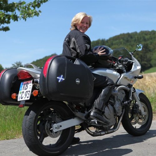 Motorradfahrer / Biker auf Tour in der Nähe des Gasthofs "Zum Hohen Lohr" in Battenhausen; landschaftlich schön gelegen im Naturpark Kellerwald-Edersee in der nordhessischen Grimmheimat