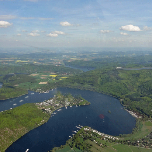Edersee, das Ausflugsziel für Familien, in der Nähe des Gasthofs "Zum Hohen Lohr" in Battenhausen; landschaftlich schön gelegen im Naturpark Kellerwald-Edersee in der nordhessischen Grimmheimat 