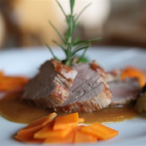 Appetitlicher Teller im Restaurant des Gasthofs "Zum Hohen Lohr" in Battenhausen landschaftlich schön gelegen im Naturpark Kellerwald-Edersee in der nordhessischen Grimmheimat