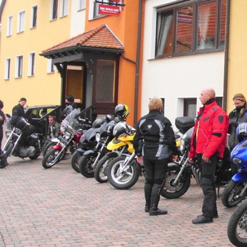 Motorradfahrer / Biker vor dem Gasthof "Zum Hohen Lohr" in Battenhausen; landschaftlich schön gelegen im Naturpark Kellerwald-Edersee in der nordhessischen Grimmheimat
