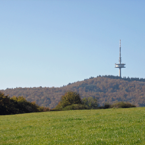Berg "Hohes Lohr" mit Fernsehturm eingebettet in den Naturpark Kellerwald-Edersee in der nordhessischen Grimmheimat