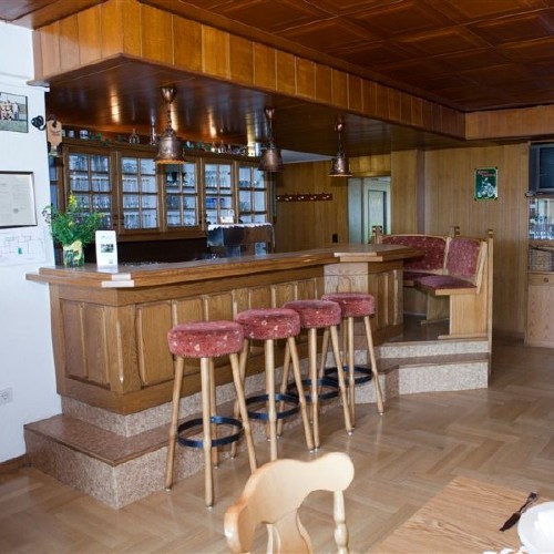 Gemütliche Bar in der Gaststube des Gasthofs "Zum Hohen Lohr" in Battenhausen landschaftlich schön gelegen im Naturpark Kellerwald-Edersee in der nordhessischen Grimmheimat