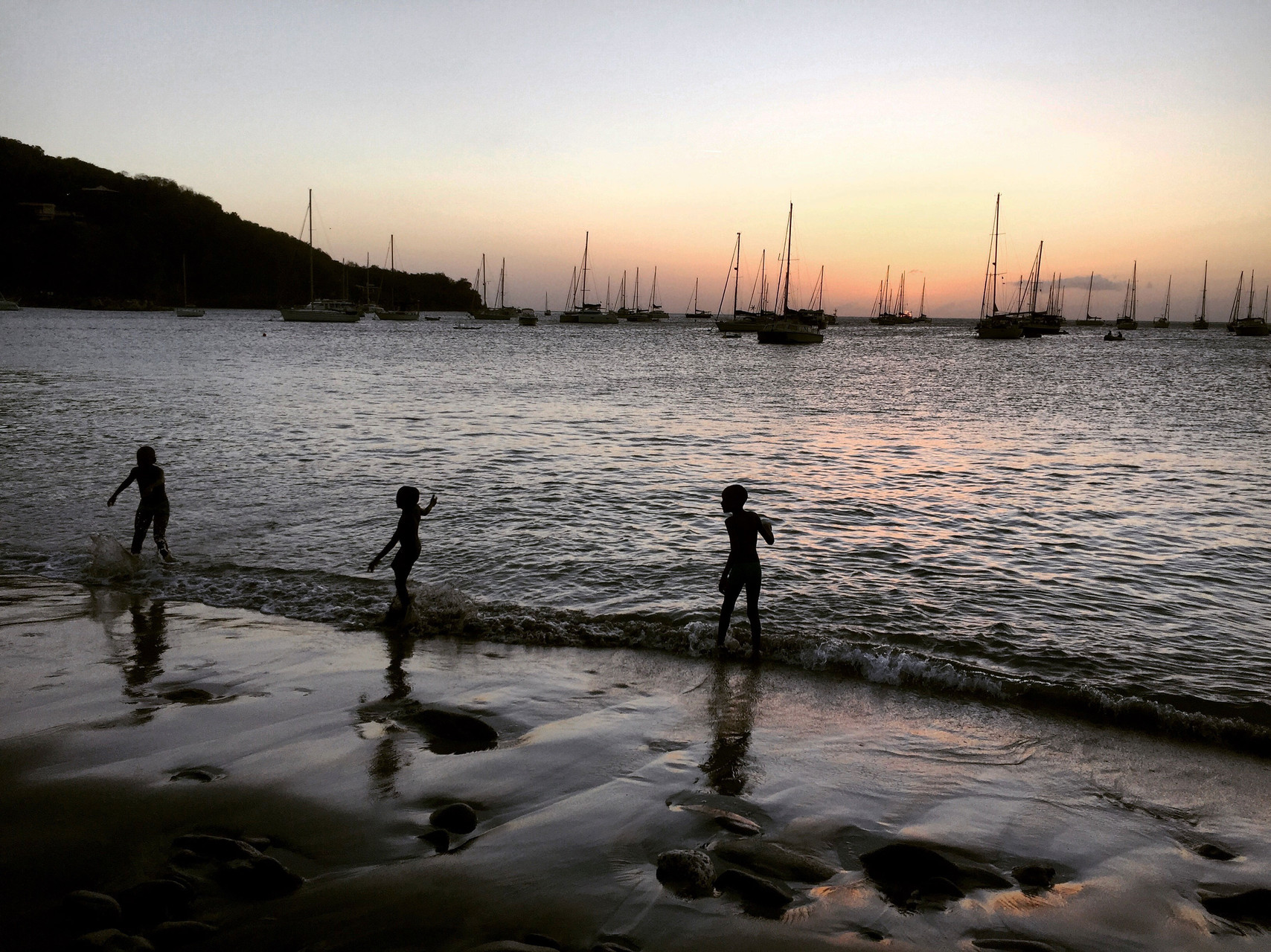 Enfants se baignant au coucher du soleil