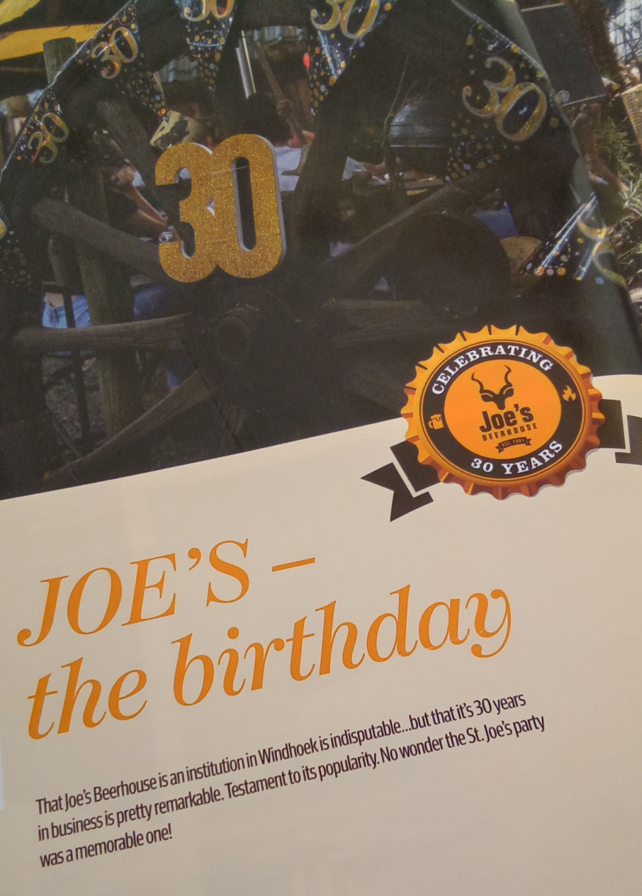 Letzte Woche Donnerstag 16.12.2021 waren wir in JOEs Beerhouse essen. Ein Muss für alle Namibiafriends , meistens bei der Ankunft in Windhoek und dann nochmals bevor man/Frau nach Hause fliegt. Gutes Essen, tolle Location - Kultrestaurant. Ich hatte Springbock und Gregor den Grillteller  mit Kudu, Zebra und Springbock 