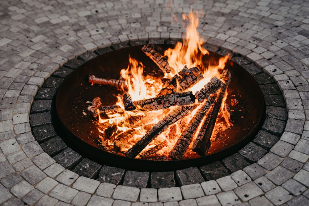 Lagerfeuer vor der Tenne.