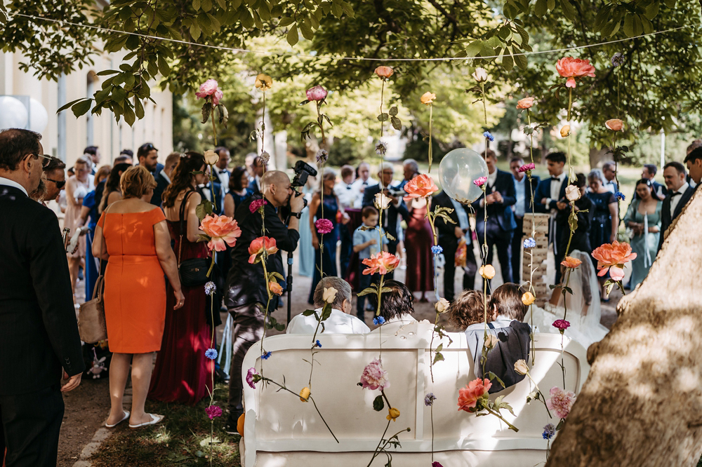 Kleine Gruppenfotos mit der Familie und engen Freunden werden in der malerischen Parkanlage in Thüringen aufgenommen.